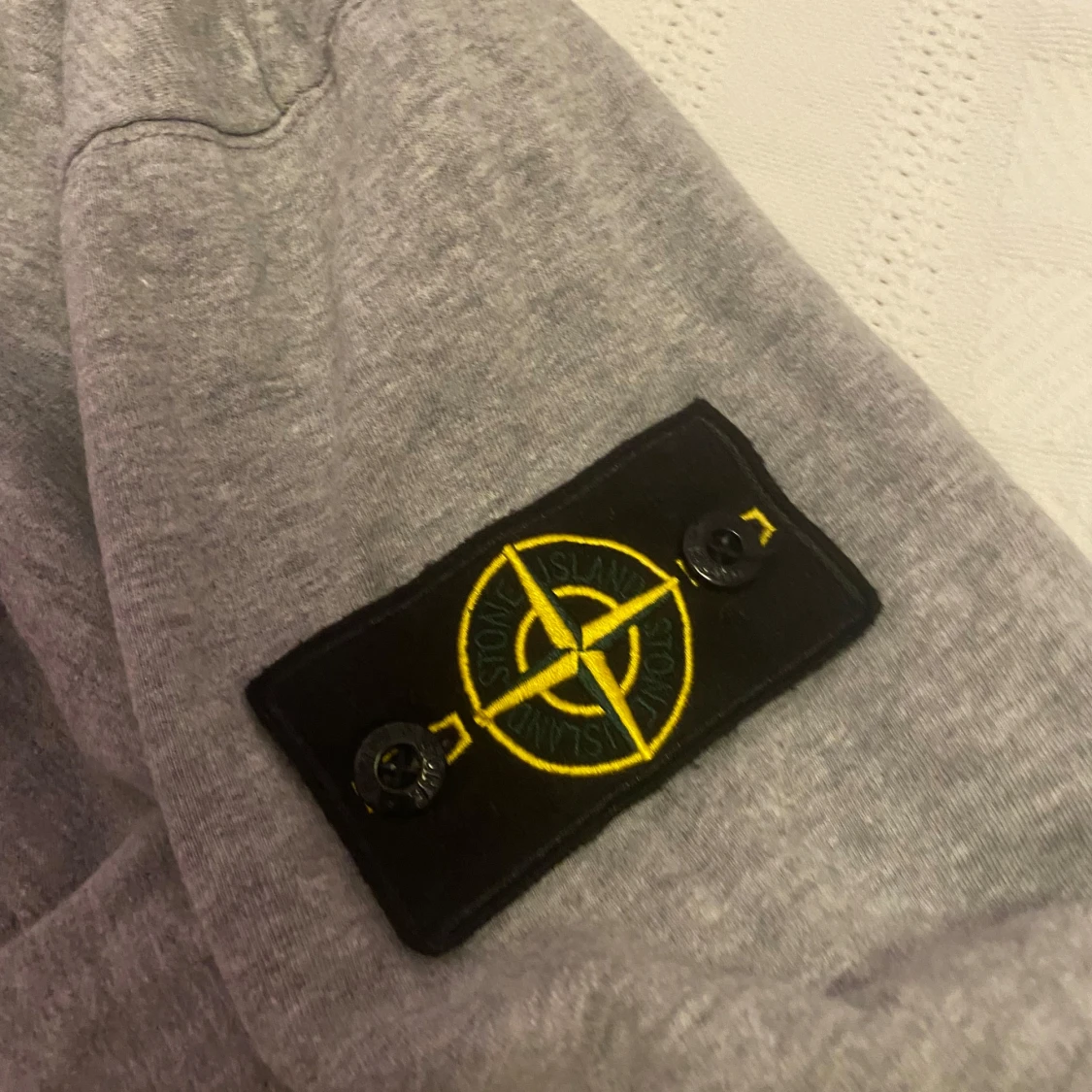 Grå hoodie från Stone Island - 2