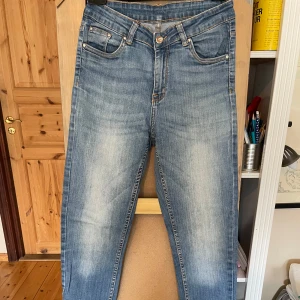 Blå jeans - Snygga blå jeans med en klassisk femficksdesign. De har en lätt tvättad look och normal passform.