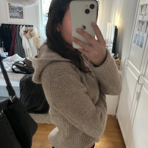Beige stickad hoodie från Weekday - Säljer en mysig beige stickad hoodie från weekday, aldrig använd utan bara provad, säljer då den inte kommit till användning💖 Tar emot prisförslag!!!