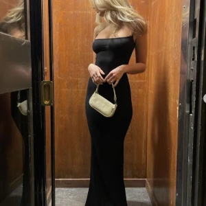 Skims klänning  - Använd en gång! Säljer pga den ej kommer till användning!