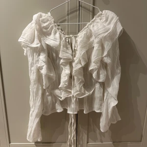 Festlig blus - Fin blus med mycket volanger som gör den lite extra unik och piffig!🥰Jättefint till en middag med vännerna eller släkten! Passar jättebra på mig med storlek S🙌🏻