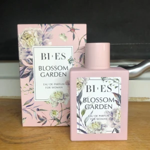 Bles blossom garden parfym - En jätte god parfym med jätte många olika bas, mitten och topp dofter som man kan se på andra bilden! Har aldrig använt och endast öppnat kartongen för att ta bild på den! Skriv ifall det finns frågor!💞