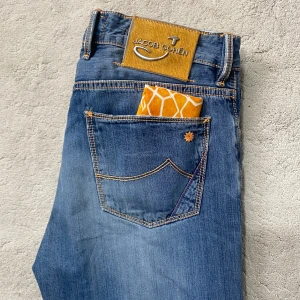 Jacobcohen Jeans - Jeans från Jacobcohen i en riktigt schysst modell! Toppskick och kvalitet. Modellen heter 688 comfort och sitter slim/straight. Kontakta mig för fler frågor eller funderingar! Limited edition och finns bara 306 par! 