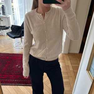 Soft Goat tröja - Så fin beige cashmere kofta från Soft Goat. Mycket bra skick! 