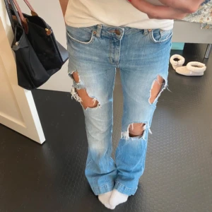 Jeans  - Snygga bootcut Jeans med slitningar. Köpte på Vinted men passade inte ❤️inte mina bilder, då dem inte passa. Storlek 36 och passar mig i längden som är 170