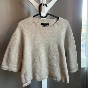 Stickad topp!💖 - Jättesöt stickad topp! Amisu! Köpt på newyorker! Stl XL men skulle säga att den sitter mer som en S!❣️Bra skick! Köparen står för frakt🚚❤️❤️