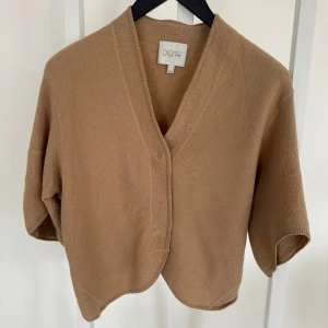  Dagmar bea kofta strl S  - Underbara Dagmar Bea kofta i färgen caramel. Strl S. Material 100% merinoull. Fint beg skick, men skriver att ev någon noppa kan finnas. Djur och rökfritt hem. Skambud besvaras ej 