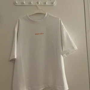 Axel Arigato t-shirt - Säljer min jättefina Axel Arigato tröja pågrund av att den inte kommer till användning. Den är köpt för ett halvår sedan och är aldrig använd så den är i helt nytt skick. Nypris 800kr❣️❣️❣️❣️