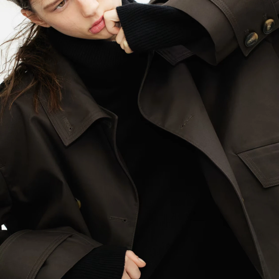 Brun trenchcoat med knappar - 2