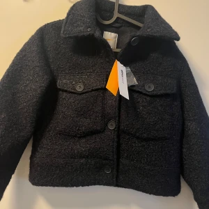 Gina Tricot jacka  - En nästan slutsåld jacka från Gina Tricot säljer jag för jag råkade köpa i fel storlek helt o använt 