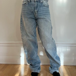 Bershka jeans - Säljer ett par snygga jeans från märket Bershka. Storlek 36. Sitter baggy. Skicka bud eller klicka på köp nu om du är intresserad! Säljer därför att de är för stora för mig.