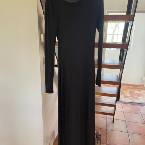 Svart långklänning  - Super fin svart långklänning från Gina, jag har sytt ihopp armarna då det va en slitt i dom men det är inget som syns och om man vill kan man sprätta upp det.
