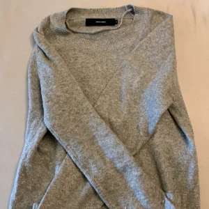 Grå stickad tröja från Vero Moda - Säljer en mysig grå stickad tröja från Vero Moda. Tröjan har en klassisk rund halsringning, Den är enkel och stilren, vilket gör den lätt att matcha med olika outfits.