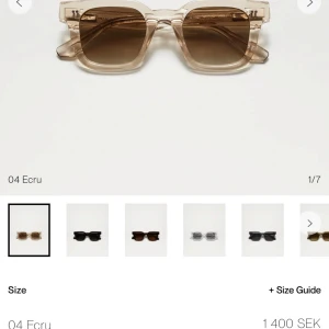 Solglasögon från CHIMI - Snygga solglasögon från CHIMI i en stilren ecru färg. De har en fyrkantig form med transparenta bågar och mörka linser. Perfekta för att ge en trendig touch till din look. Nypris är 1400 kr som ner ser längst ner i vänstra hörn. 