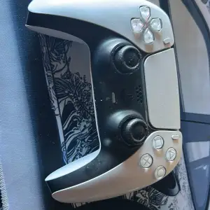 Säljer en stilren vit och svart spelkontroll från Sony. Den har en modern design med bekväma grepp och responsiva knappar. Perfekt för gaming och kompatibel med de senaste konsolerna. Passar både för casual och hardcore spelare.