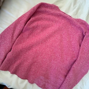 Rosa stickad tröja - Säljer en mysig rosa stickad tröja perfekt för kyliga dagar. Tröjan har en enkel design med ribbstickade detaljer vid ärmslut och nederkant. Perfekt för att hålla sig varm och stilren under höst och vinter. Tröjan är lite nopprig❤️