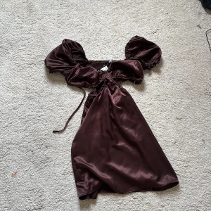 Brun klänning - Snygg brun klänning 