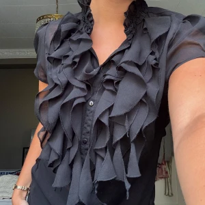 Volangblus - Super snygg volangblus i ett ganska genomskinligt tyg. Perfekt till både fest och vardags!