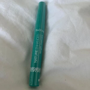 Nature Enhanced Length Mascara från IsaDora - Säljer en Nature Enhanced Length Mascara från IsaDora i en snygg turkos förpackning. Perfekt för att ge dina fransar extra längd och definition. Enkel att applicera med en smidig borste.