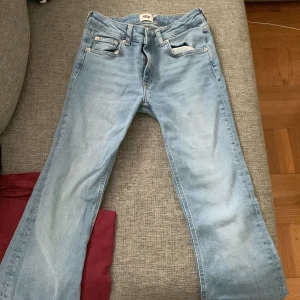 Ljusblå jeans från 157 - Säljer ett par ljusblå lågmidjade bootcut jeans från Lager 157. De är för stora för mig och är använda väldigt få gånger. De har inget tecken på användning.