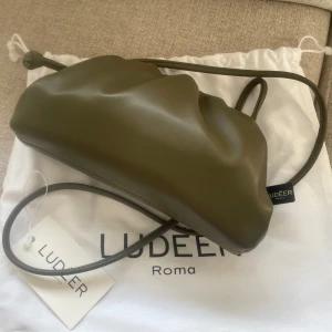 Clutchväska - Så fin olivgrön clutch!!! Lappar o dustbagen kvar