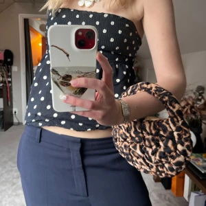 Leopardmönstrad handväska - Säljer en cool leopardmönstrad handväska med ett quiltat utseende. Väskan har en rund form och är perfekt för att ge din outfit en trendig touch. Den är lätt att bära och passar till många olika stilar. Aldrig använd