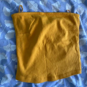 Tubtopp - Köpt från Gina tricot och perfekt till sommaren. Sitter jätte bra och åker inte ner med banden💞