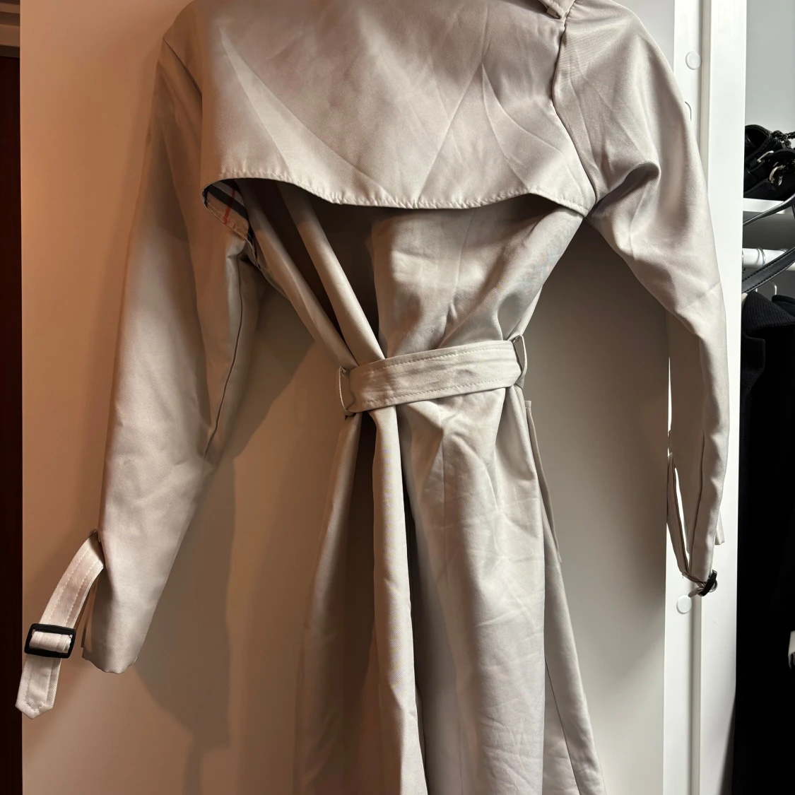 Beige trenchcoat med bälte  - 1