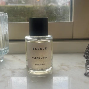 Essnce Clean Vibes Eau de Parfum - Fräsch och modern doft från Essnce, Clean Vibes Eau de Parfum. Flaskan är stilren och genomskinlig med en svart kork, vilket ger en minimalistisk känsla. Perfekt för den som älskar en ren och uppfriskande doft. Använt bara några fåtal ggr❤️