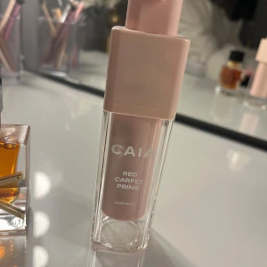 CAIA Red Carpet Prime - Säljer en CAIA Red Carpet Prime. Denna primer ger en jämn och strålande bas för smink. Kommer i en stilren flaska med pump för enkel applicering. Perfekt för att skapa en glowig look. Light to medium. 
