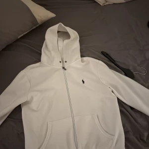 Polo Ralph lauren zip - Tjena! Säljer nu en riktigt fet raffe zip! Tröjan är extremt snygg och passar perfekt till alla outfits! Vid frågor bara att kontakta mvh Wilmer! Köpte den på zalando i somras för 2100! 
