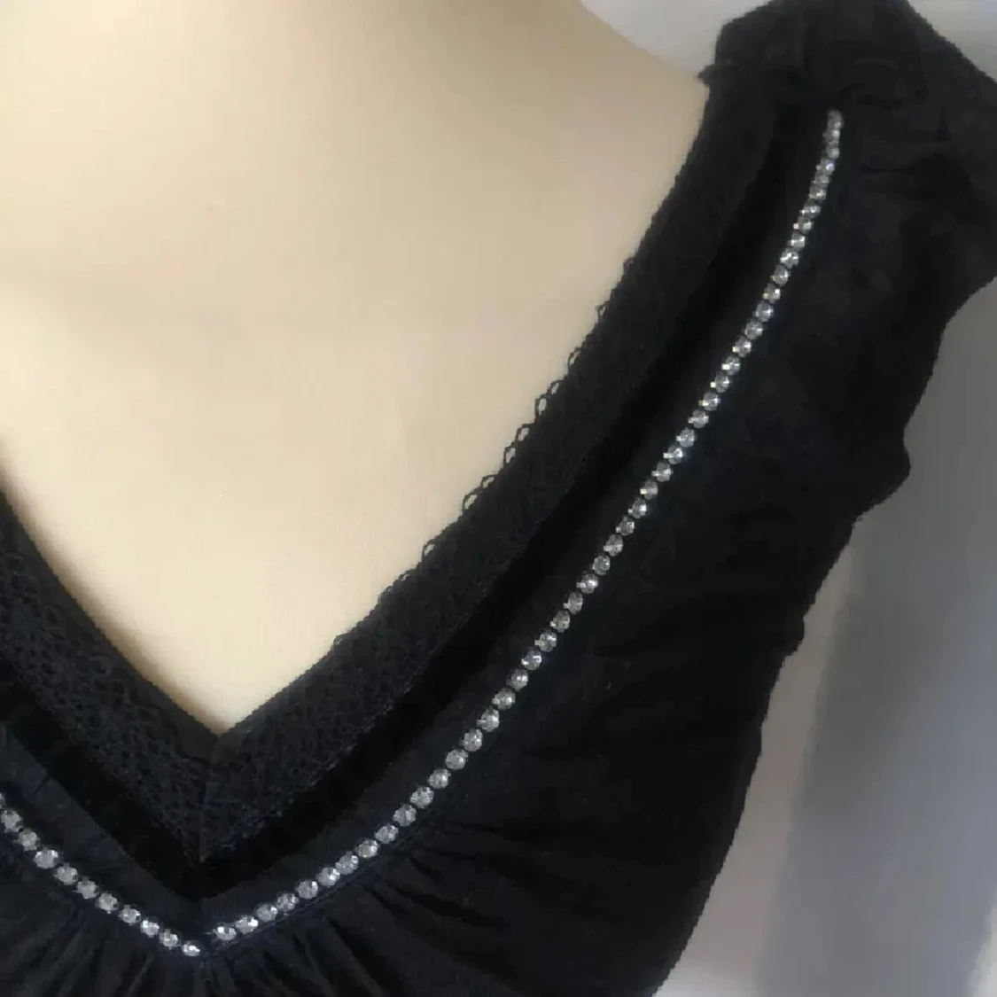 Svart ärmlös topp med pärldetaljer - 2