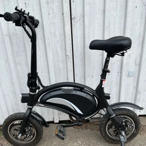 Svart elcykel - Säljer en kompakt och smidig svart elcykel med en stilren design. Cykeln har en bekväm sadel och robusta däck, perfekt för stadskörning. Den är utrustad med en stark motor och har en minimalistisk ram som gör den lätt att hantera. Perfekt för dig som vill ha ett miljövänligt transportmedel. Och sist men inte minst hastigheten är 25km/h-30km/h och kan köra på en ladd en mil/10km