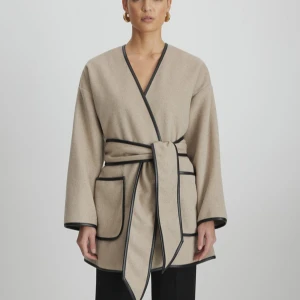 Beige kappa/jacka perfekt för vädret nu - Snygg beige jacka. Jackan har långa ärmar och stora fickor framtill. Perfekt för vädre nu. Den är köpt på Vinted från en tjej från Polen. Köpt för 600kr