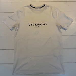 Givenchy T-shirt - Sparsamt använd. Först till kvarn!