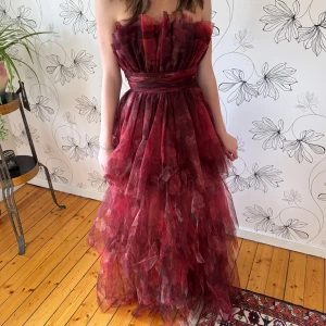 Vinröd balklänning  - Sååå vacker balklänning, man känner sig som en prinsessa i denna. Men hittat en balklänning jag gillar ännu mer därav säljer jag nu den. Köpt på ASOS men från Lace&beads. köpt för 1600kr och är oanvänd, prislapp sitter kvar… därav priset💋 