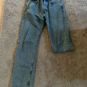 Blå jeans weekday  - Klassiska blå jeansbyxor med normal passform och raka ben. Storleken W:30 L:34, ifrån Weekday.