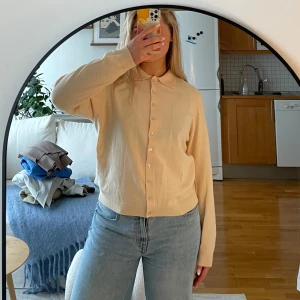 Beige kofta från Zara - Säljer en stilren beige kofta från Zara med knappar framtill. Koftan har långa ärmar och en klassisk krage, perfekt för en avslappnad look. Passar bra till jeans eller kjol. 🧥✨