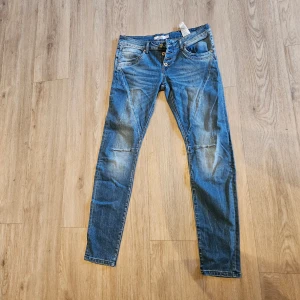 Jeans - Jeans storlek w31 . Ska se lite slitna ut. Använda men fint skick. 