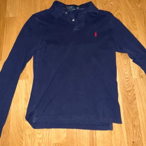 Ralph lauren pike - Säljer nu denna mörkblåa långärmade ralph lauren piken i strl S. Jag på bilden är 184cm. Den är bra skicka utan några defekter. Bara att skriva ett DM vid intresse!
