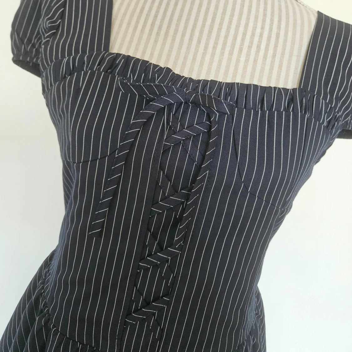 Mörkblå randig klänning  - 3