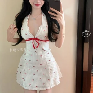 Vit klänning med körsbär  - Helt ny med tags. Storlek S men uppskattar att den passar XS-S.