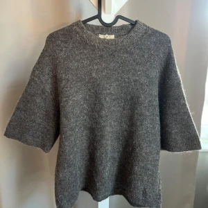 Grå-brun stickad t-shirt från gina❣️ - Jag säljer jättefin slutsåld stickad t-shirt från gina tricot! Använd 1-2 gånger Max!!❤️❤️ skulle säga att den är gråbrun!🥰stl S! köparen står för frakt!🚚❤️