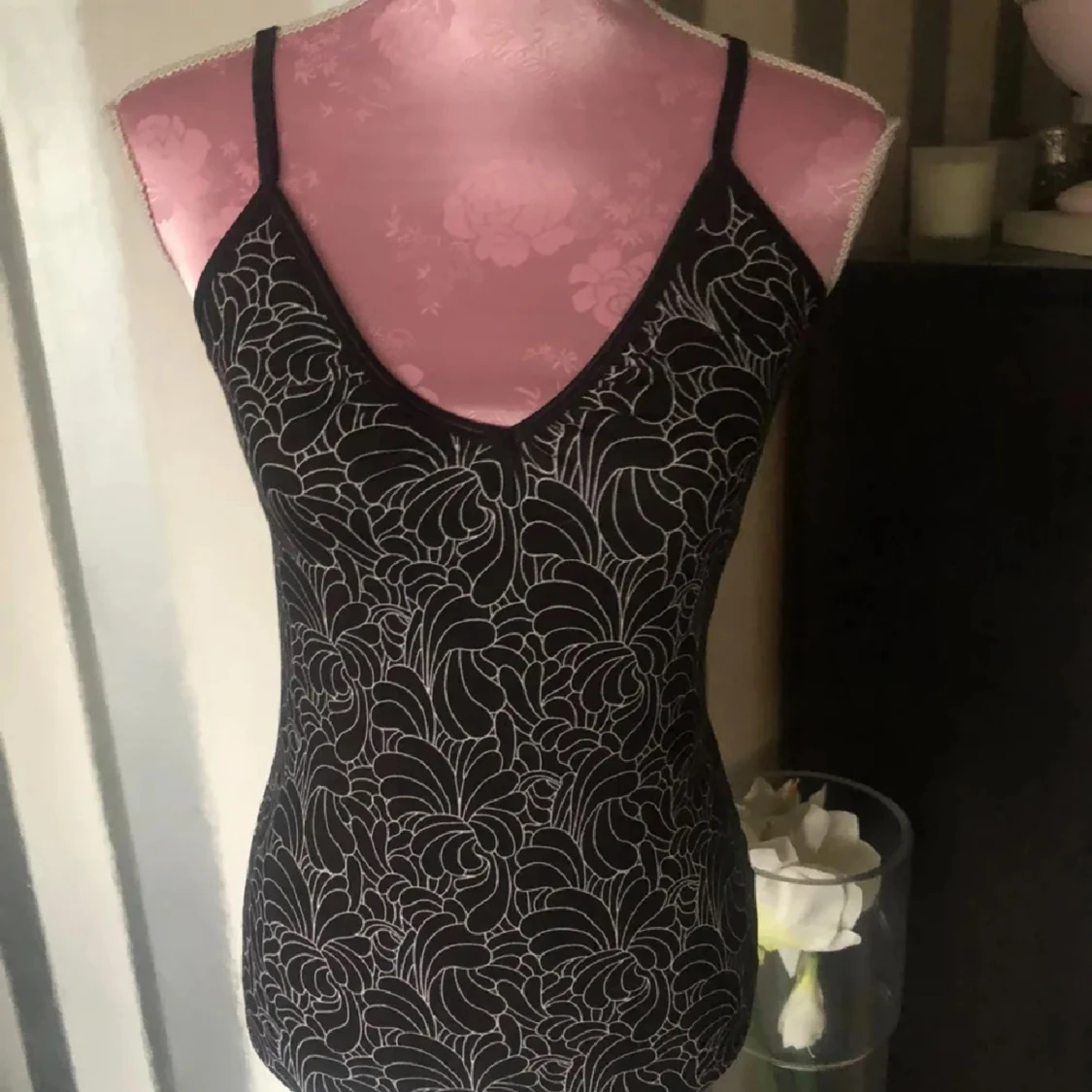 Svart och vit mönstrad linnetopp