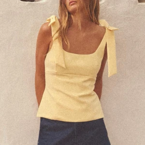 Gul topp med rosett - Säljer denna otroliga toppen från Zara med lapp kvar, storlek M 💛