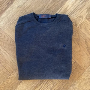 Morris Tröja - Stilren mörkbrun Morris tröja med ett svart tryck. sitter riktigt bra. 100% merinoull. Priset är inte hugget i sten, skriv pm för mer bilder eller info!🤝