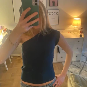 Blå oneshoulder topp - Sååååå fkn snygg topp från zara. Sjukt bekväm och bra passform💙 aldrig använd 