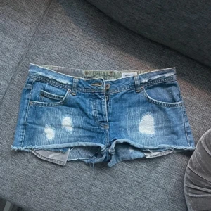 Lowwaist jeansshorts - Kan ej visa på då de ej passar. Inga defekter och bra skick🥰 Midjemåttet rakt över är 39cm😊det står ingen storlek men skulle gissa på S/M.  lånade bilder