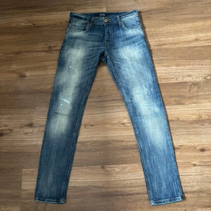 Jack&Jones jeans - Säljer ett par as feta Jack and Jones jeans med slitningar. Skicket är väldigt bra utan defekter. Storleken är 29/32 och modellen är slim fit/glenn. Priset kan diskuteras! 