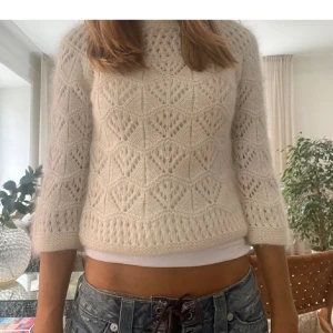 Jättesöt topp - Säljer denna as söta topp då den inte kommer till så mycket användning! Inget synligt tecken på att den är använd än att det är lite smink innanför kragen🥰🙌🏼 Mindre storlek än vad den ser ut att vara på bild (förra ägarens bilder). Skulle säga att den är xs men passar också en s!❤️